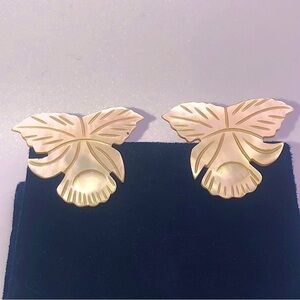 VTG Mother Of Pearl MOP Carved Flower Flower Daffodil Clip On Earrings 1.5”